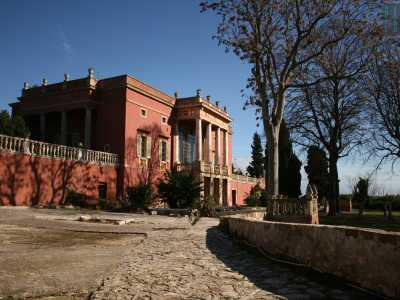 Un guardiano ci accompagna vicino un cancelletto laterale da dove riusciamo a vedere meglio il prospetto dell�edificio, di evidente impianto neoclassico: � di colore rosso, costituito da un colonnato centrale in marmo posto dinnanzi a un�ampia vetrata e da due colonnati simmetrici che incorniciano i loggioni laterali, estesi in spaziose terrazze